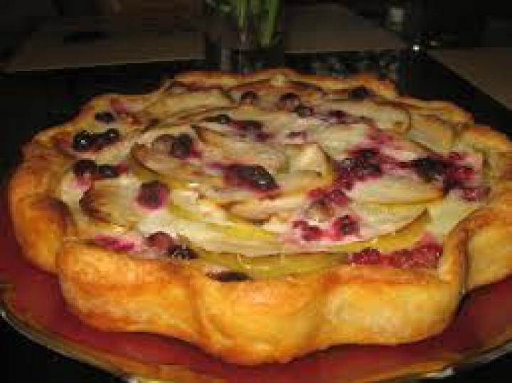 Пирог с яблоками, ягодами малины и годжи.